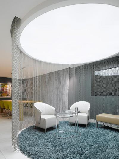 Körbehatárolt beszélgetőhely - nappali ötlet, modern stílusban