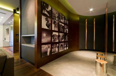 Családi galéria a falon - nappali ötlet, modern stílusban