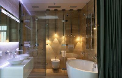 Jól felszerelt fürdőszoba - fürdő / WC ötlet, modern stílusban