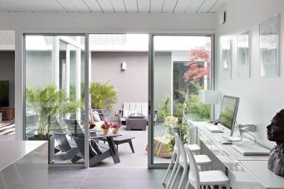 Kijárat a teraszra - nappali ötlet, modern stílusban