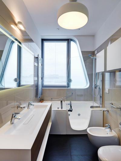 Rendhagyó ablak a fürdőben - fürdő / WC ötlet, modern stílusban