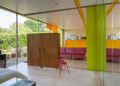 Neon színek - nappali ötlet, modern stílusban