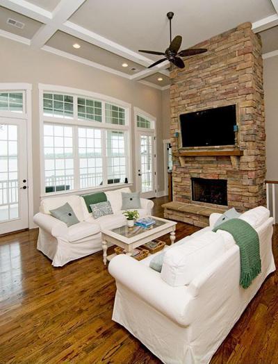 Gyönyörűen felépített kandalló - nappali ötlet, mediterrán stílusban