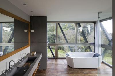 Napfényes fürdőszoba - fürdő / WC ötlet, modern stílusban