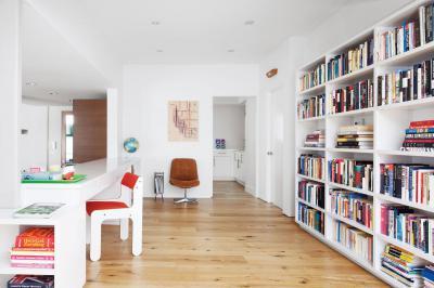 Házi könyvtár - nappali ötlet, modern stílusban