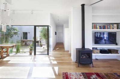 Egyterű ház - nappali ötlet, modern stílusban