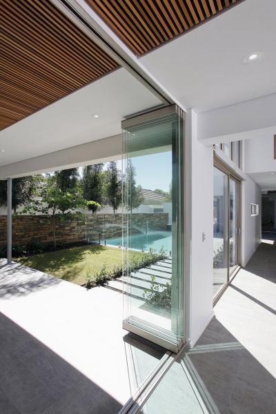 Üveg harmonikaajtó a teraszra - belső továbbiak ötlet, modern stílusban