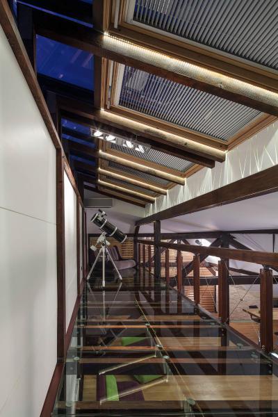 Tetőtéri galéria - tetőtér ötlet, modern stílusban