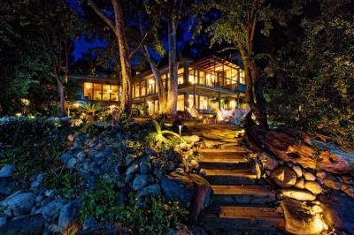 Esti fények a kertben - kert / udvar ötlet, modern stílusban