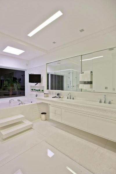 Tágas fürdőszoba - fürdő / WC ötlet, modern stílusban