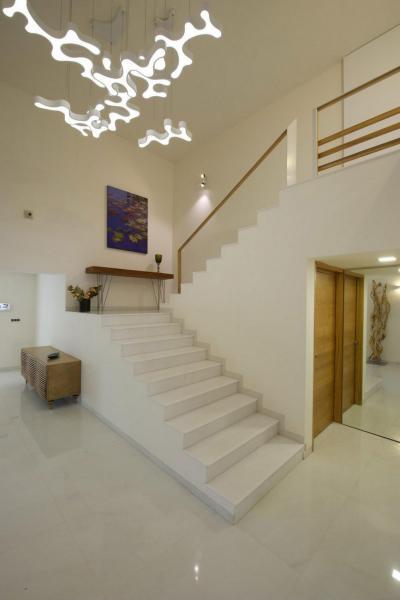 Emeleti feljáró - belső továbbiak ötlet, modern stílusban