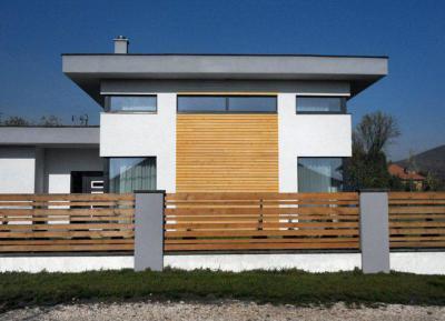  Családi ház homlokzata - kerítés ötlet, modern stílusban