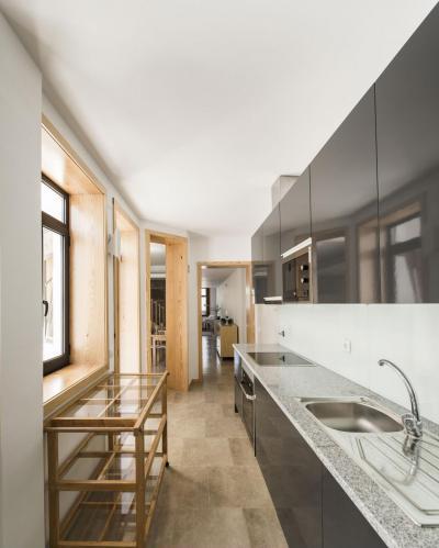 Hosszú konyha - konyha / étkező ötlet, modern stílusban