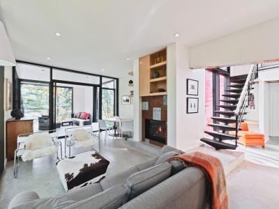 Nappali lépcsővel - nappali ötlet, modern stílusban