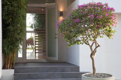 Bejárat virággal - bejárat ötlet, modern stílusban