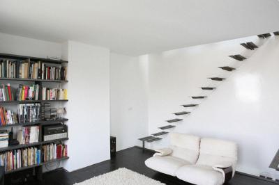 Feljárat a lebegő lépcsőn - nappali ötlet, modern stílusban