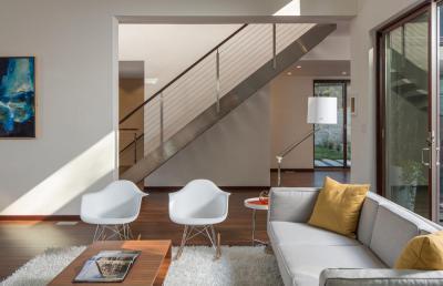 Világos nappali, modern lépcsővel - nappali ötlet