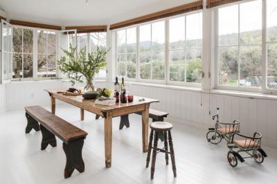 Fehér étkező rusztikus fa bútorokkal - konyha / étkező ötlet, rusztikus stílusban