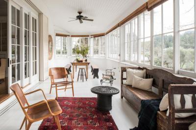 Rusztikus fehér veranda - erkély / terasz ötlet, rusztikus stílusban