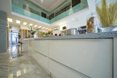 magasfényű fehér konyhapult - konyha / étkező ötlet, modern stílusban