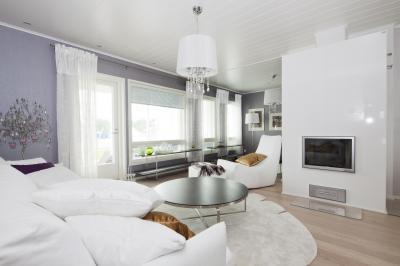Fehér nappali látványkandallóval - nappali ötlet, modern stílusban