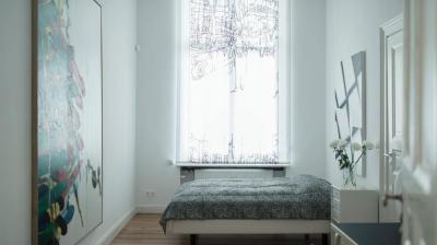 Hálószoba festménnyel - háló ötlet, modern stílusban