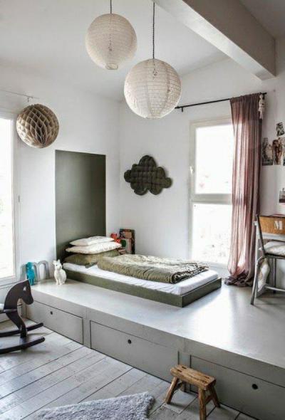 Szürke gyerekszoba dobogóval - gyerekszoba ötlet, modern stílusban