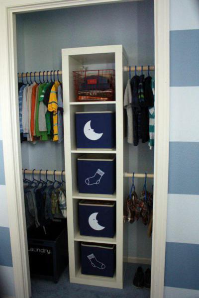 Tárolás fiú szekrényben - gyerekszoba ötlet, modern stílusban