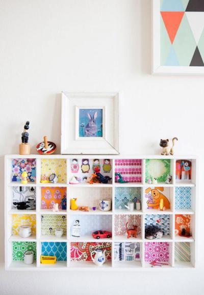 Ezerszínű polc - gyerekszoba ötlet, modern stílusban