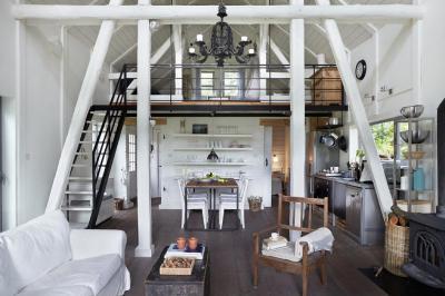 rusztikus nappali galériával - nappali ötlet, rusztikus stílusban