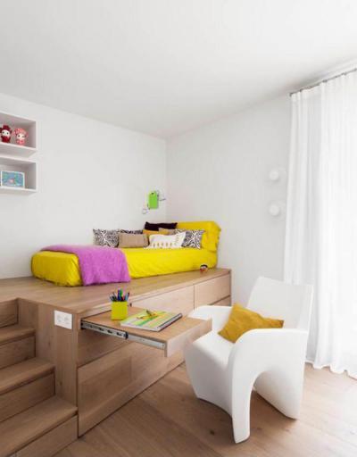 Ágy emelvényen, sok tárolófiókkal - gyerekszoba ötlet, modern stílusban