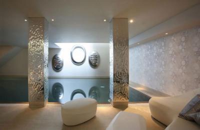 Fémborítású oszlopok a medencénél - medence / jakuzzi ötlet, modern stílusban