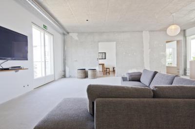 Beton falú nappali - nappali ötlet, modern stílusban