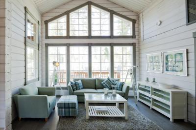 Türkiz színű nappali ipari ablakokkal - nappali ötlet