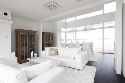 Vakítóan fehér nappali rusztikus elemekkel - nappali ötlet