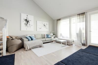 Világos nappali babzsákkal - nappali ötlet, modern stílusban