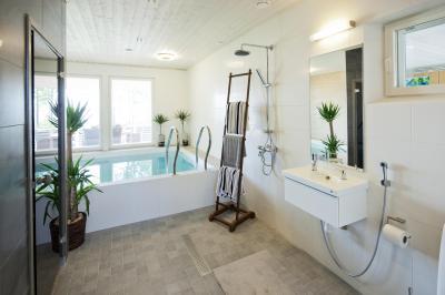 Beltéri medence törölközőtartó létrával - fürdő / WC ötlet, modern stílusban