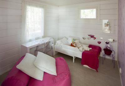 Kislányszoba fehér és rózsaszín bútorokkal - gyerekszoba ötlet