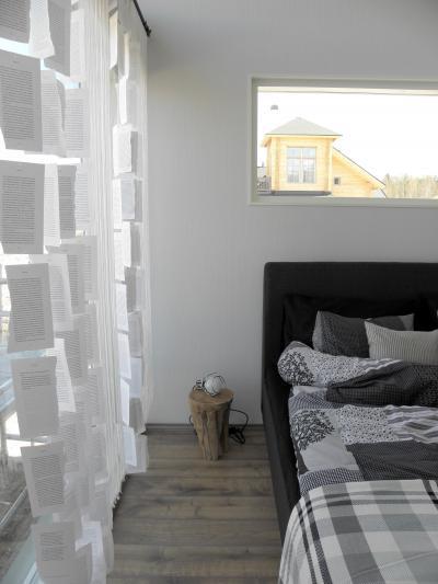 Papírlapokból készült térelválasztó a hálóban - háló ötlet, modern stílusban