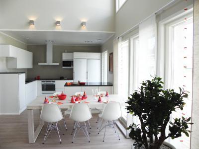 Fehér konyha-étkező Eiffel-lábú székekkel - konyha / étkező ötlet, modern stílusban