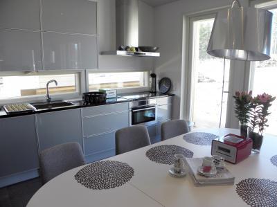 Magasfényű szürke konyha - konyha / étkező ötlet, modern stílusban