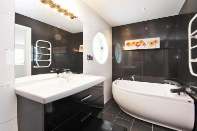 Fekete csempe - fürdő / WC ötlet, modern stílusban