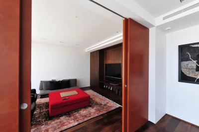 Nappali tolóajtóval - nappali ötlet, modern stílusban