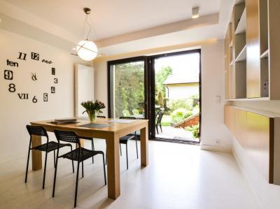 Teraszra nyíló konyha - konyha / étkező ötlet, modern stílusban