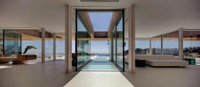 üvegfal és nagy belmagasság - nappali ötlet