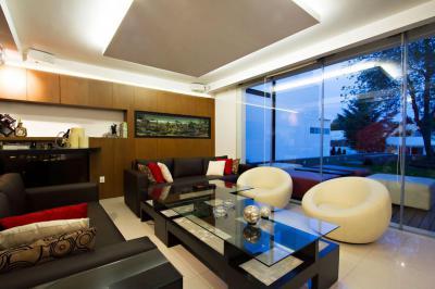 designbútor és üvegfal - nappali ötlet, modern stílusban