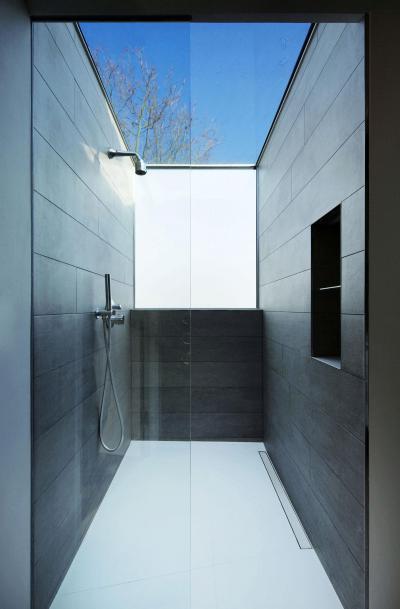 kültéri zuhanyzó - fürdő / WC ötlet, minimál stílusban