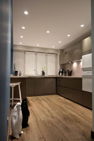 szürke konyhabútor - konyha / étkező ötlet, modern stílusban