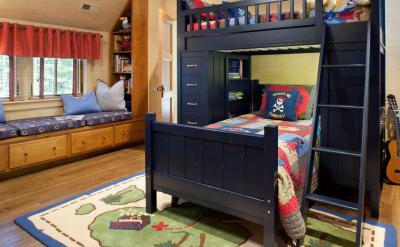 Kék emeletes ágy - tetőtér ötlet, modern stílusban