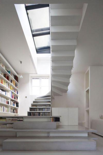 Lépcső és könyvespolc - tetőtér ötlet, modern stílusban